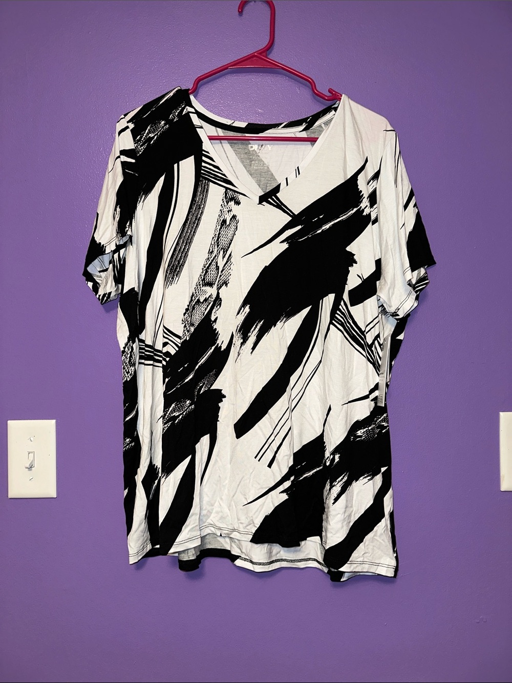 DKNY Black & White Abstract V-Neck Tee